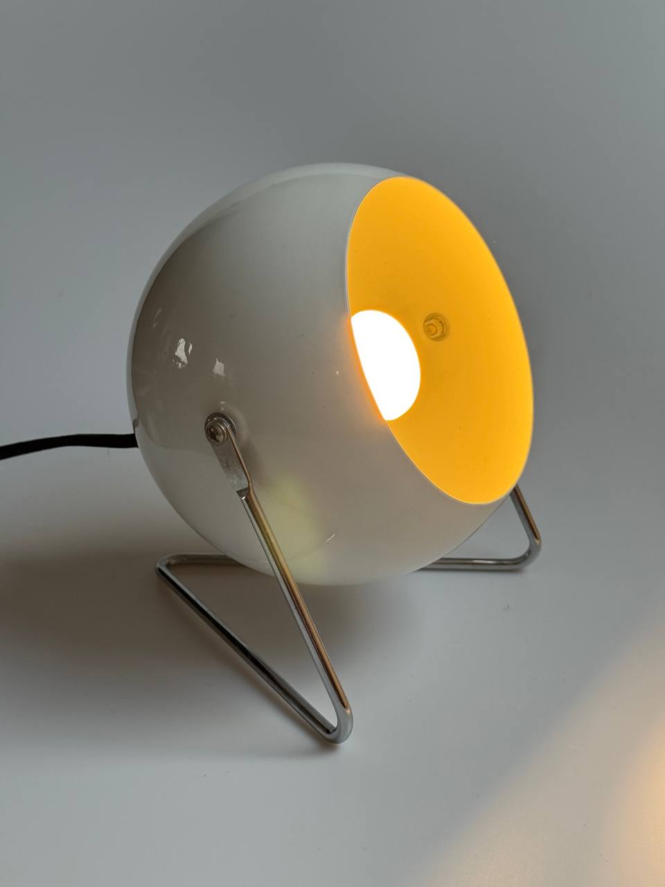 Vintage White Space Age “Eye Ball” Desk/Table Lamp